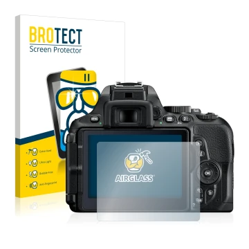 Vorderseite einer Produktverpackung mit dem Markenlogo BROTECT. Daneben ist das Gerät Nikon D5600 mit dem zugehörigen Displays