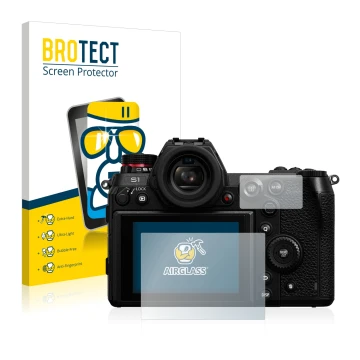 Vorderseite einer Produktverpackung mit dem Markenlogo BROTECT. Daneben ist das Gerät Panasonic Lumix DC-S1 mit dem zugehörige