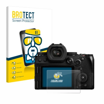 Vorderseite einer Produktverpackung mit dem Markenlogo BROTECT. Daneben ist das Gerät Panasonic Lumix DC-S5M2X mit dem zugehör