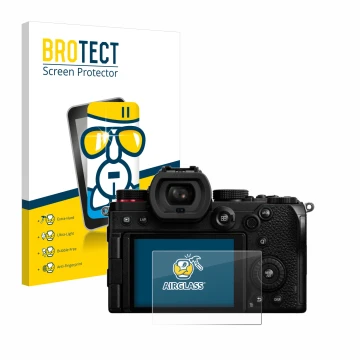 Vorderseite einer Produktverpackung mit dem Markenlogo BROTECT. Daneben ist das Gerät Panasonic Lumix DC-S5D mit dem zugehörig