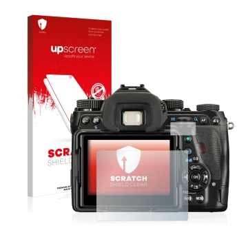 Vorderseite einer Produktverpackung mit dem Markenlogo upscreen. Daneben ist das Gerät Pentax K-1 Mark II mit dem zugehörigen 