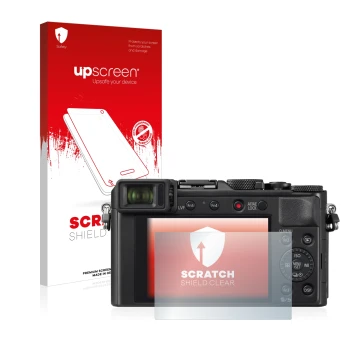 Vorderseite einer Produktverpackung mit dem Markenlogo upscreen. Daneben ist das Gerät Panasonic Lumix DC-LX100 II mit dem zug
