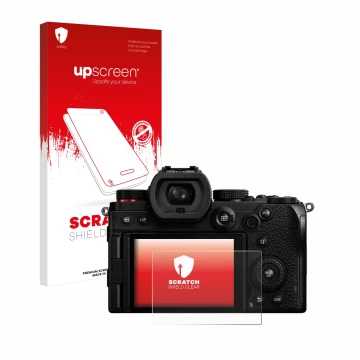 Vorderseite einer Produktverpackung mit dem Markenlogo upscreen. Daneben ist das Gerät Panasonic Lumix DC-S5D mit dem zugehöri
