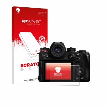 Vorderseite einer Produktverpackung mit dem Markenlogo upscreen. Daneben ist das Gerät Panasonic Lumix DC-S1II mit dem zugehör
