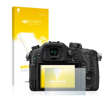 Vorderseite einer Produktverpackung mit dem Markenlogo upscreen. Daneben ist das Gerät Panasonic Lumix DMC-GH4 mit dem zugehör