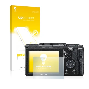 Vorderseite einer Produktverpackung mit dem Markenlogo upscreen. Daneben ist das Gerät Ricoh GR II 2015 mit dem zugehörigen Di