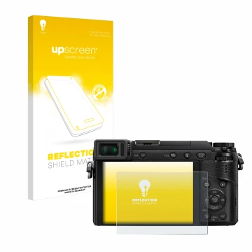 Vorderseite einer Produktverpackung mit dem Markenlogo upscreen. Daneben ist das Gerät Panasonic Lumix DMC-GX80 mit dem zugehö