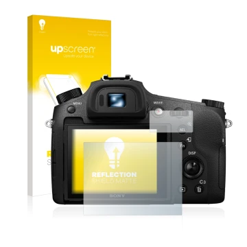 Vorderseite einer Produktverpackung mit dem Markenlogo upscreen. Daneben ist das Gerät Sony Cyber-Shot DSC-RX10 III mit dem zu
