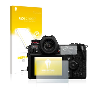 Vorderseite einer Produktverpackung mit dem Markenlogo upscreen. Daneben ist das Gerät Panasonic Lumix DC-S1R mit dem zugehöri