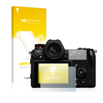 Vorderseite einer Produktverpackung mit dem Markenlogo upscreen. Daneben ist das Gerät Panasonic Lumix DC-S1 mit dem zugehörig