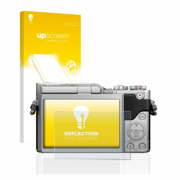 Vorderseite einer Produktverpackung mit dem Markenlogo upscreen. Daneben ist das Gerät Panasonic Lumix DC-GX880 mit dem zugehö