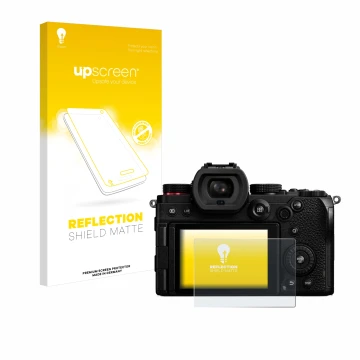 Vorderseite einer Produktverpackung mit dem Markenlogo upscreen. Daneben ist das Gerät Panasonic Lumix DC-S5 mit dem zugehörig