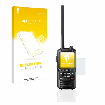 Vorderseite einer Produktverpackung mit dem Markenlogo upscreen. Daneben ist das Gerät Standard Horizon HX890 mit dem zugehöri