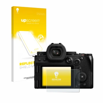 Vorderseite einer Produktverpackung mit dem Markenlogo upscreen. Daneben ist das Gerät Panasonic Lumix DC-S5M2X mit dem zugehö