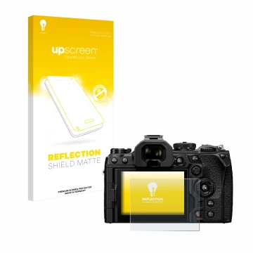 Vorderseite einer Produktverpackung mit dem Markenlogo upscreen. Daneben ist das Gerät Olympus OM System OM-1 Mark II mit dem 