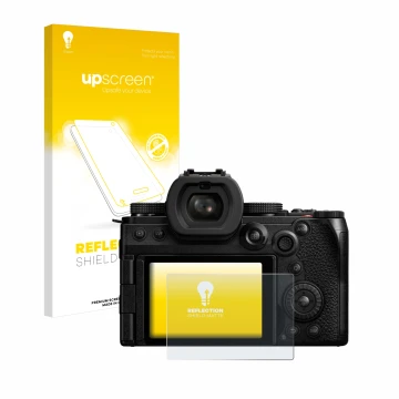 Vorderseite einer Produktverpackung mit dem Markenlogo upscreen. Daneben ist das Gerät Panasonic Lumix DC-S5II mit dem zugehör