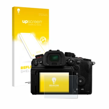 Vorderseite einer Produktverpackung mit dem Markenlogo upscreen. Daneben ist das Gerät Panasonic Lumix DC-GH7 mit dem zugehöri