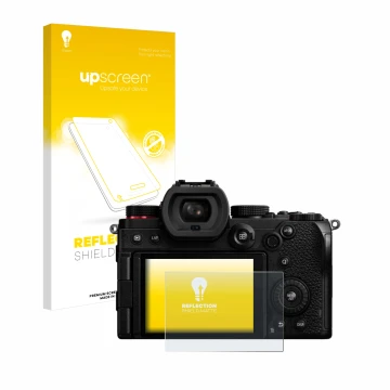 Vorderseite einer Produktverpackung mit dem Markenlogo upscreen. Daneben ist das Gerät Panasonic Lumix DC-S5D mit dem zugehöri