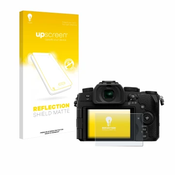 Vorderseite einer Produktverpackung mit dem Markenlogo upscreen. Daneben ist das Gerät Panasonic Lumix DC-G97 mit dem zugehöri