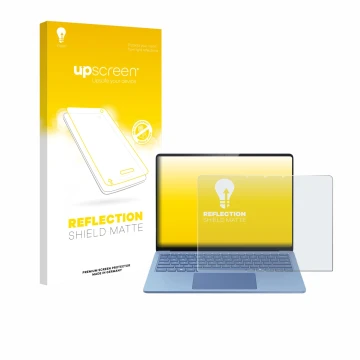 Vorderseite einer Produktverpackung mit dem Markenlogo upscreen. Daneben ist das Gerät Microsoft Surface Laptop 13.8