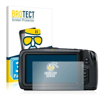 Vorderseite einer Produktverpackung mit dem Markenlogo BROTECT. Daneben ist das Gerät Blackmagic Pocket Cinema Camera 4K mit d