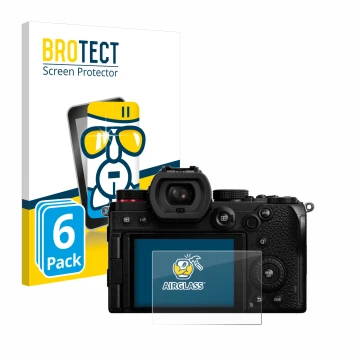Vorderseite einer Produktverpackung mit dem Markenlogo BROTECT. Daneben ist das Gerät Panasonic Lumix DC-S5D mit dem zugehörig