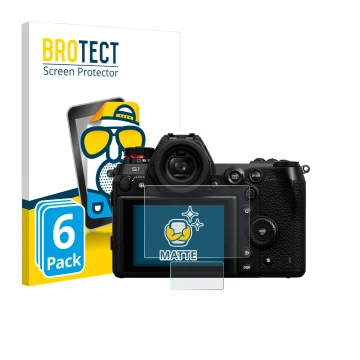 Vorderseite einer Produktverpackung mit dem Markenlogo BROTECT. Daneben ist das Gerät Panasonic Lumix DC-S1 mit dem zugehörige