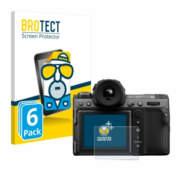 Vorderseite einer Produktverpackung mit dem Markenlogo BROTECT. Daneben ist das Gerät Fujifilm GFX100 II mit dem zugehörigen D
