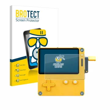 Vorderseite einer Produktverpackung mit dem Markenlogo BROTECT. Daneben ist das Gerät Panic Playdate mit dem zugehörigen Displ