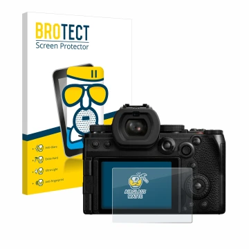 Vorderseite einer Produktverpackung mit dem Markenlogo BROTECT. Daneben ist das Gerät Panasonic Lumix DC-S5M2X mit dem zugehör