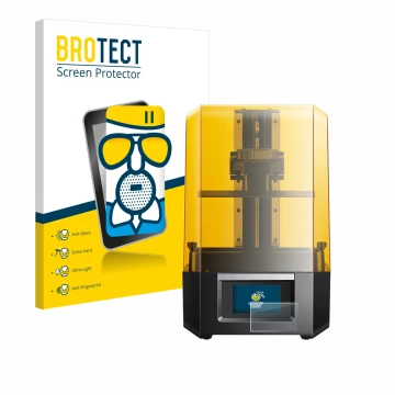 Vorderseite einer Produktverpackung mit dem Markenlogo BROTECT. Daneben ist das Gerät Anycubic Photon Mono M5s mit dem zugehör