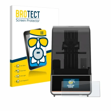 Vorderseite einer Produktverpackung mit dem Markenlogo BROTECT. Daneben ist das Gerät Anycubic Photon Mono M7 Pro mit dem zuge