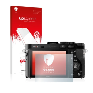 Vorderseite einer Produktverpackung mit dem Markenlogo upscreen. Daneben ist das Gerät Sony Cyber-Shot DSC-RX1R II mit dem zug
