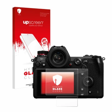 Vorderseite einer Produktverpackung mit dem Markenlogo upscreen. Daneben ist das Gerät Panasonic Lumix DC-S1 mit dem zugehörig