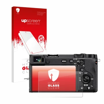 Vorderseite einer Produktverpackung mit dem Markenlogo upscreen. Daneben ist das Gerät Sony Alpha 6600 mit dem zugehörigen Dis