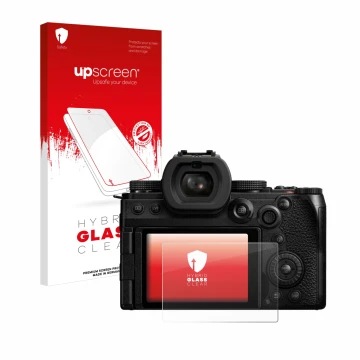 Vorderseite einer Produktverpackung mit dem Markenlogo upscreen. Daneben ist das Gerät Panasonic Lumix DC-S5M2X mit dem zugehö