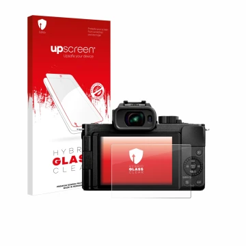 Vorderseite einer Produktverpackung mit dem Markenlogo upscreen. Daneben ist das Gerät Panasonic Lumix DC-G100D mit dem zugehö