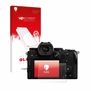 Vorderseite einer Produktverpackung mit dem Markenlogo upscreen. Daneben ist das Gerät Panasonic Lumix DC-S5D mit dem zugehöri