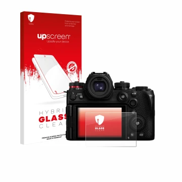 Vorderseite einer Produktverpackung mit dem Markenlogo upscreen. Daneben ist das Gerät Panasonic Lumix DC-S1II mit dem zugehör