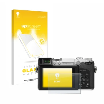 Vorderseite einer Produktverpackung mit dem Markenlogo upscreen. Daneben ist das Gerät Panasonic Lumix DMC-GX7 mit dem zugehör