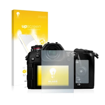 Vorderseite einer Produktverpackung mit dem Markenlogo upscreen. Daneben ist das Gerät Panasonic Lumix DC-G9 mit dem zugehörig