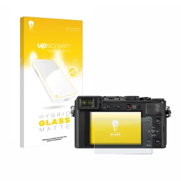 Vorderseite einer Produktverpackung mit dem Markenlogo upscreen. Daneben ist das Gerät Panasonic Lumix DC-LX100 II mit dem zug