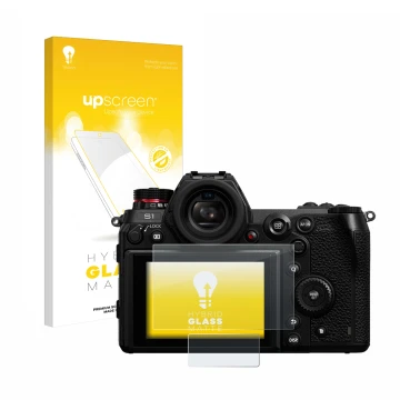 Vorderseite einer Produktverpackung mit dem Markenlogo upscreen. Daneben ist das Gerät Panasonic Lumix DC-S1 mit dem zugehörig