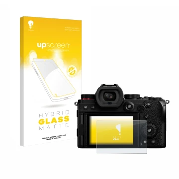 Vorderseite einer Produktverpackung mit dem Markenlogo upscreen. Daneben ist das Gerät Panasonic Lumix DC-S5 mit dem zugehörig