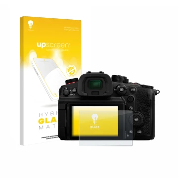 Vorderseite einer Produktverpackung mit dem Markenlogo upscreen. Daneben ist das Gerät Panasonic Lumix DC-GH6 mit dem zugehöri