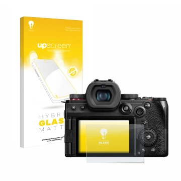 Vorderseite einer Produktverpackung mit dem Markenlogo upscreen. Daneben ist das Gerät Panasonic Lumix DC-G9 II mit dem zugehö