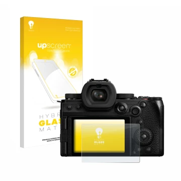 Vorderseite einer Produktverpackung mit dem Markenlogo upscreen. Daneben ist das Gerät Panasonic Lumix DC-S5M2X mit dem zugehö