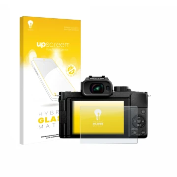 Vorderseite einer Produktverpackung mit dem Markenlogo upscreen. Daneben ist das Gerät Panasonic Lumix DC-G100D mit dem zugehö
