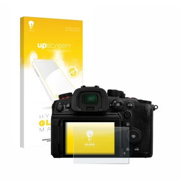 Vorderseite einer Produktverpackung mit dem Markenlogo upscreen. Daneben ist das Gerät Panasonic Lumix DC-GH7 mit dem zugehöri