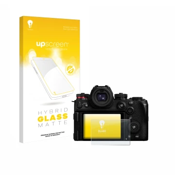 Vorderseite einer Produktverpackung mit dem Markenlogo upscreen. Daneben ist das Gerät Panasonic Lumix S1R II mit dem zugehöri